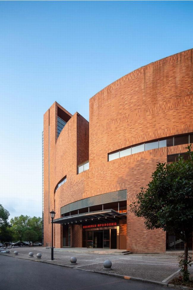 BIM建筑|稳重内敛,透着古典之美的清水红砖雕塑:黄石市群艺馆 / 中南建筑设计院 BIM建筑|稳重内敛,透着古典之美的清水红砖雕塑:黄石市群艺馆 / 中南建筑设计院