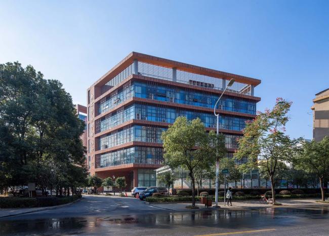 BIM建筑|稳重内敛,透着古典之美的清水红砖雕塑:黄石市群艺馆 / 中南建筑设计院 BIM建筑|稳重内敛,透着古典之美的清水红砖雕塑:黄石市群艺馆 / 中南建筑设计院