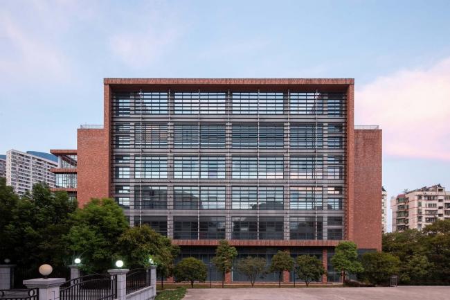 BIM建筑|稳重内敛,透着古典之美的清水红砖雕塑:黄石市群艺馆 / 中南建筑设计院 BIM建筑|稳重内敛,透着古典之美的清水红砖雕塑:黄石市群艺馆 / 中南建筑设计院