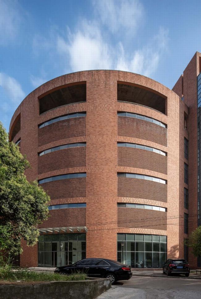 BIM建筑|稳重内敛,透着古典之美的清水红砖雕塑:黄石市群艺馆 / 中南建筑设计院 BIM建筑|稳重内敛,透着古典之美的清水红砖雕塑:黄石市群艺馆 / 中南建筑设计院