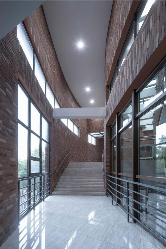 BIM建筑|稳重内敛,透着古典之美的清水红砖雕塑:黄石市群艺馆 / 中南建筑设计院 BIM建筑|稳重内敛,透着古典之美的清水红砖雕塑:黄石市群艺馆 / 中南建筑设计院