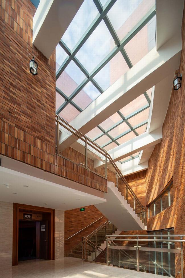 BIM建筑|稳重内敛,透着古典之美的清水红砖雕塑:黄石市群艺馆 / 中南建筑设计院 BIM建筑|稳重内敛,透着古典之美的清水红砖雕塑:黄石市群艺馆 / 中南建筑设计院