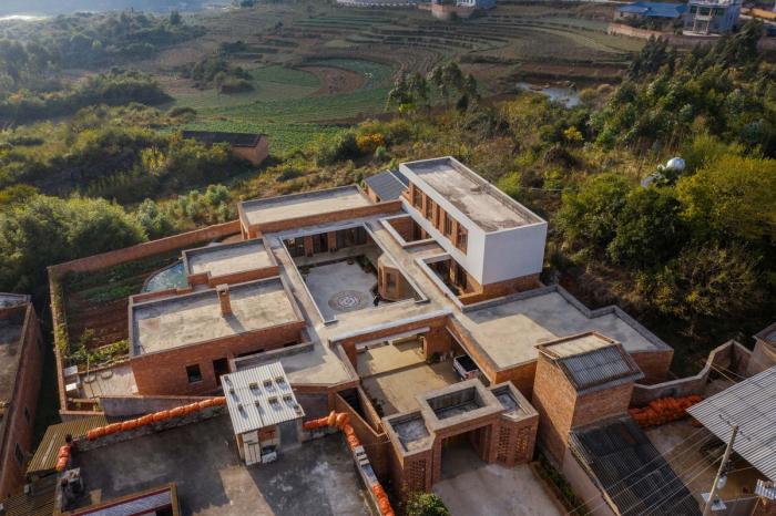 BIM建筑|一方院落,隐于悠然远山:云南曲靖赵宅 / 青岛川拓建筑设计工作室 BIM建筑|一方院落,隐于悠然远山:云南曲靖赵宅 / 青岛川拓建筑设计工作室