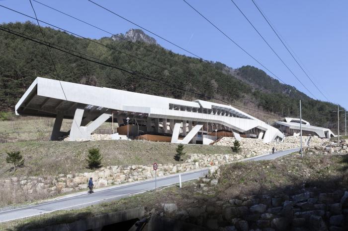 BIM建筑|混凝土几何架构而成的“游戏工具”:上东木炭桑拿屋 / studio_suspicion BIM建筑|混凝土几何架构而成的“游戏工具”:上东木炭桑拿屋 / studio_suspicion