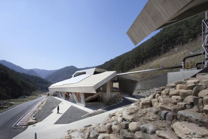 BIM建筑|混凝土几何架构而成的“游戏工具”:上东木炭桑拿屋 / studio_suspicion BIM建筑|混凝土几何架构而成的“游戏工具”:上东木炭桑拿屋 / studio_suspicion