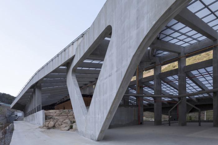 BIM建筑|混凝土几何架构而成的“游戏工具”:上东木炭桑拿屋 / studio_suspicion BIM建筑|混凝土几何架构而成的“游戏工具”:上东木炭桑拿屋 / studio_suspicion