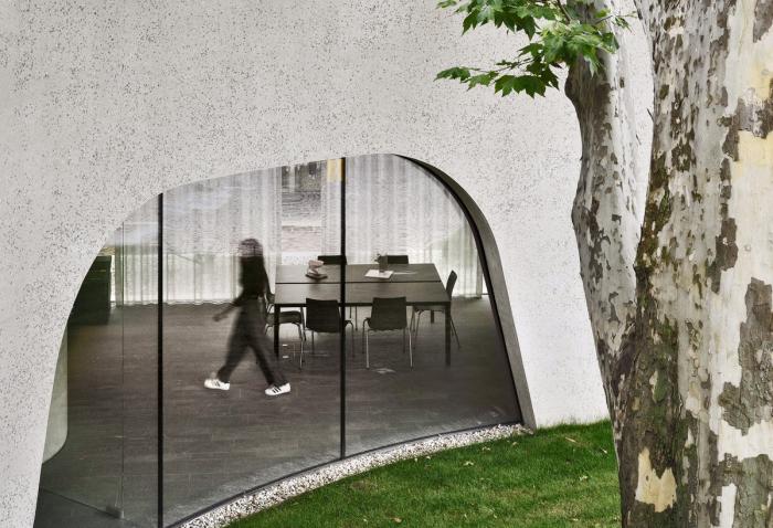 BIM建筑|融合古典,调皮地飞动——环抱老树的游客中心 / MoDusArchitects BIM建筑|融合古典,调皮地飞动——环抱老树的游客中心 / MoDusArchitects