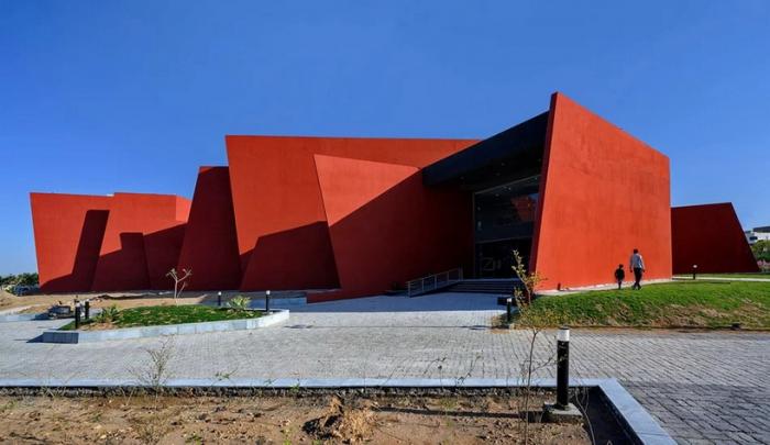 BIM建筑|来自火红色的热烈暴击:角形网格梁架遮荫下的校园 / Sanjay Puri BIM建筑|来自火红色的热烈暴击:角形网格梁架遮荫下的校园 / Sanjay Puri