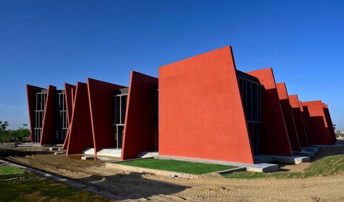 BIM建筑|来自火红色的热烈暴击:角形网格梁架遮荫下的校园 / Sanjay Puri BIM建筑|来自火红色的热烈暴击:角形网格梁架遮荫下的校园 / Sanjay Puri