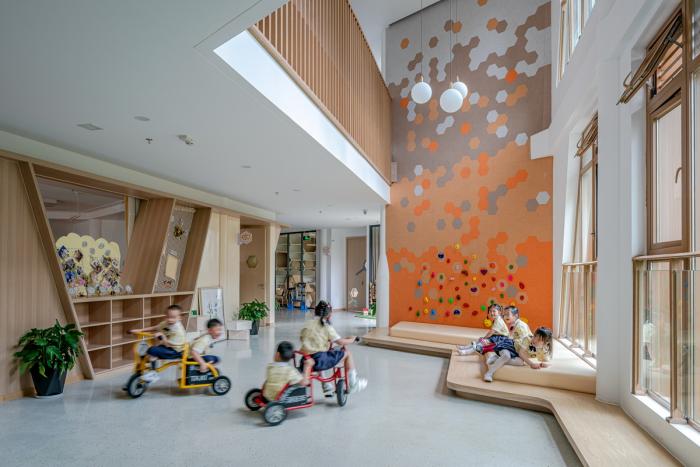 BIM建筑|简单几何勾勒而成的六边形“蜂巢”:杭州浦乐幼儿园杨家墩分园 / goa大象设计 BIM建筑|简单几何勾勒而成的六边形“蜂巢”:杭州浦乐幼儿园杨家墩分园 / goa大象设计