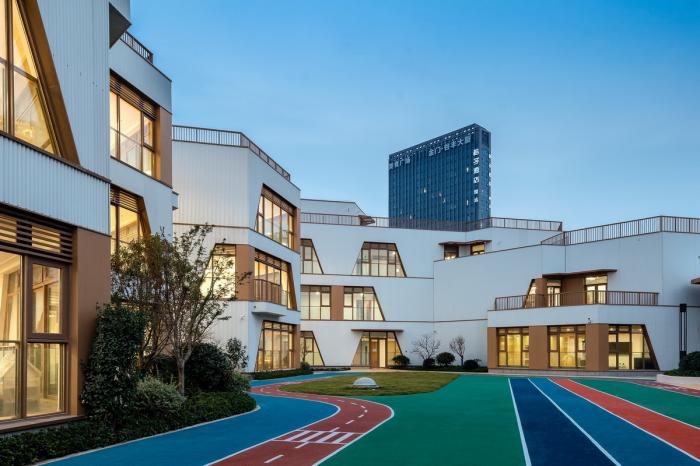 BIM建筑|简单几何勾勒而成的六边形“蜂巢”:杭州浦乐幼儿园杨家墩分园 / goa大象设计 BIM建筑|简单几何勾勒而成的六边形“蜂巢”:杭州浦乐幼儿园杨家墩分园 / goa大象设计