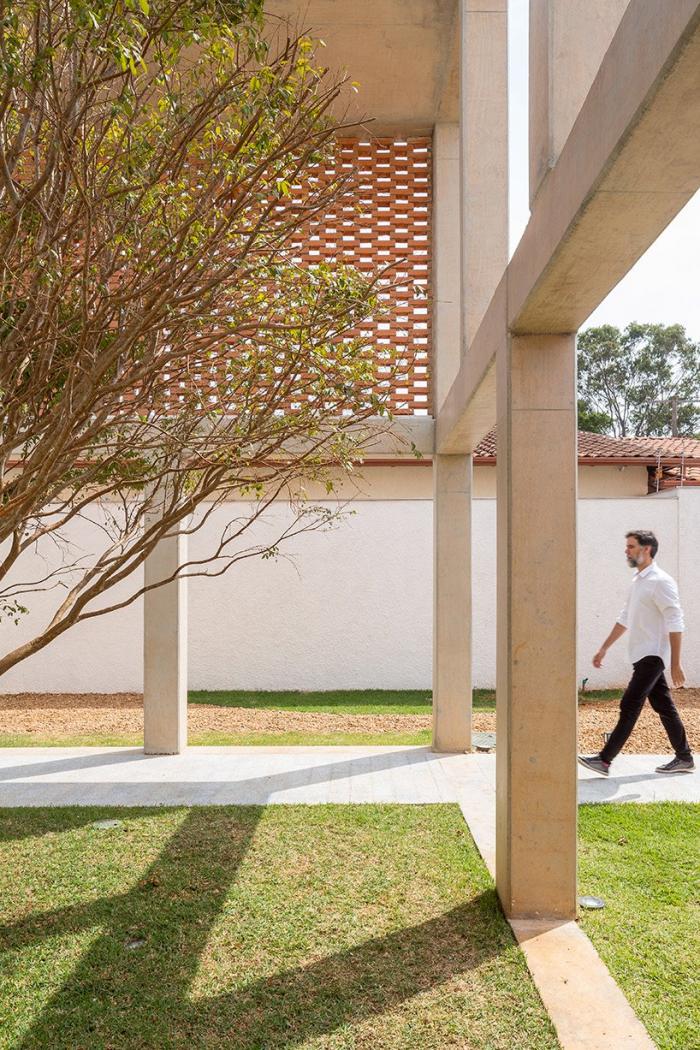 BIM建筑|自具结构形式美感的混凝土“网格”住宅 BIM建筑|自具结构形式美感的混凝土“网格”住宅