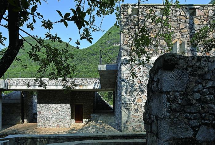 BIM建筑|匍匐于山脚下的巨石:楼纳露营服务中心 / 李兴钢工作室 BIM建筑|匍匐于山脚下的巨石:楼纳露营服务中心 / 李兴钢工作室