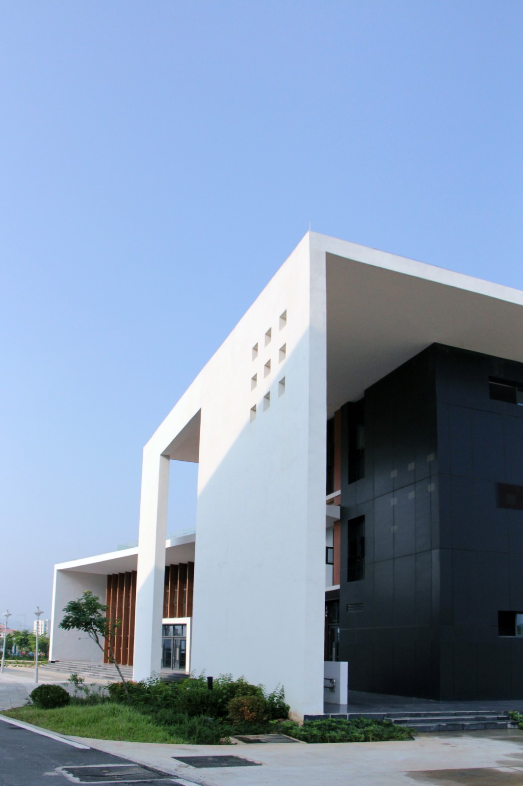 BIM建筑|广西贺州市.平桂档案馆——简洁至上 / 广西中盛建筑设计有限公司 BIM建筑|广西贺州市.平桂档案馆——简洁至上 / 广西中盛建筑设计有限公司