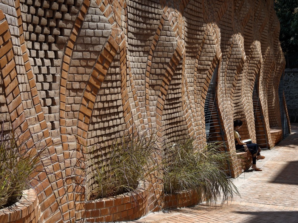 BIM建筑|钢筋水泥中的红色绿洲/PMA madhushala BIM建筑|钢筋水泥中的红色绿洲/PMA madhushala