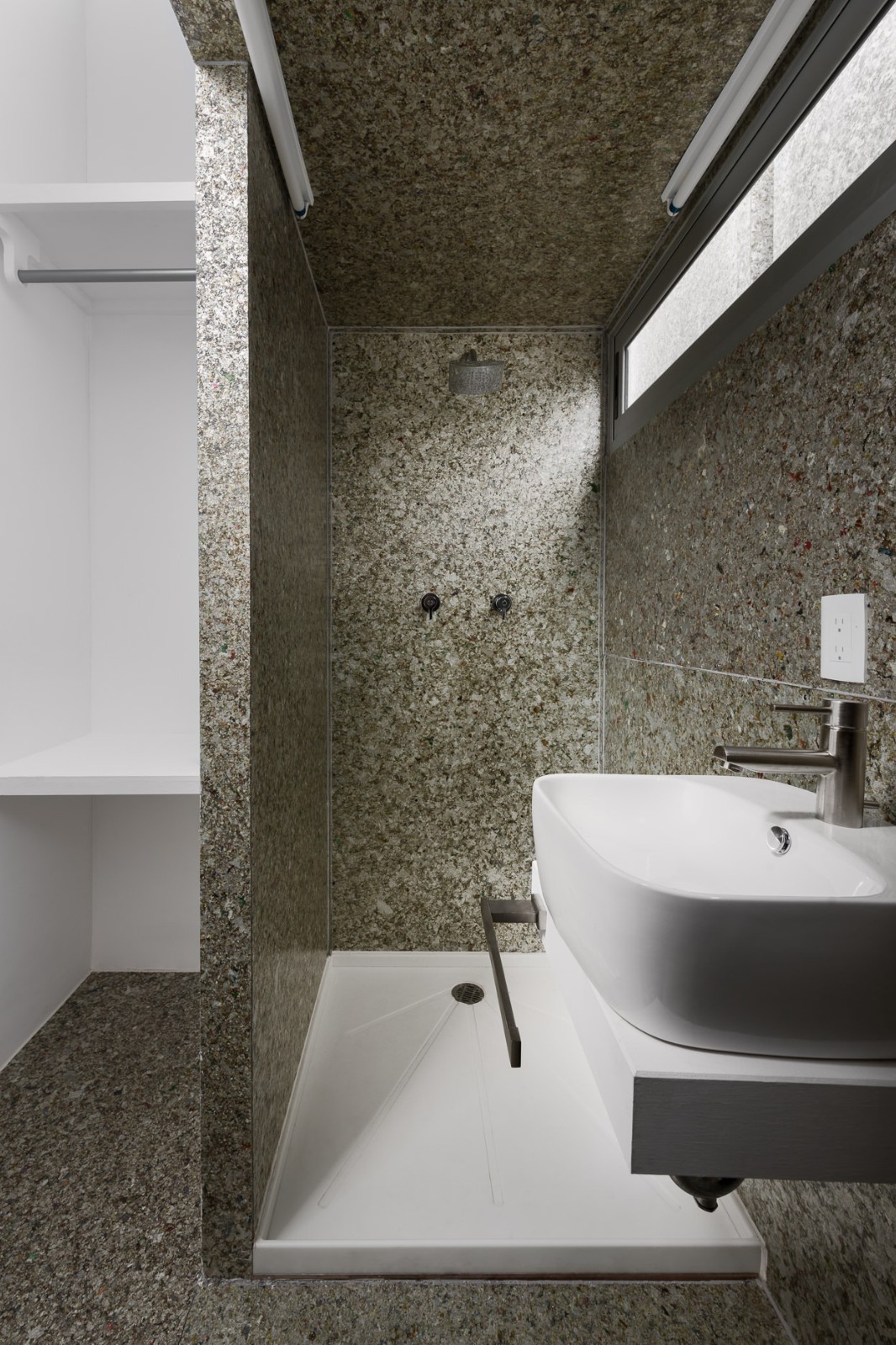 BIM建筑|模块舱体,医护人员临时空间 / Revolution BIM建筑|模块舱体,医护人员临时空间 / Revolution