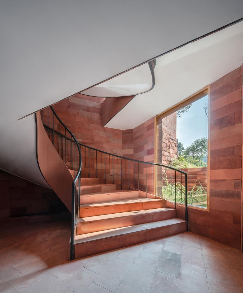 BIM建筑|高山流水 松林里的红色石屋 / 素建筑设计事务所 BIM建筑|高山流水 松林里的红色石屋 / 素建筑设计事务所