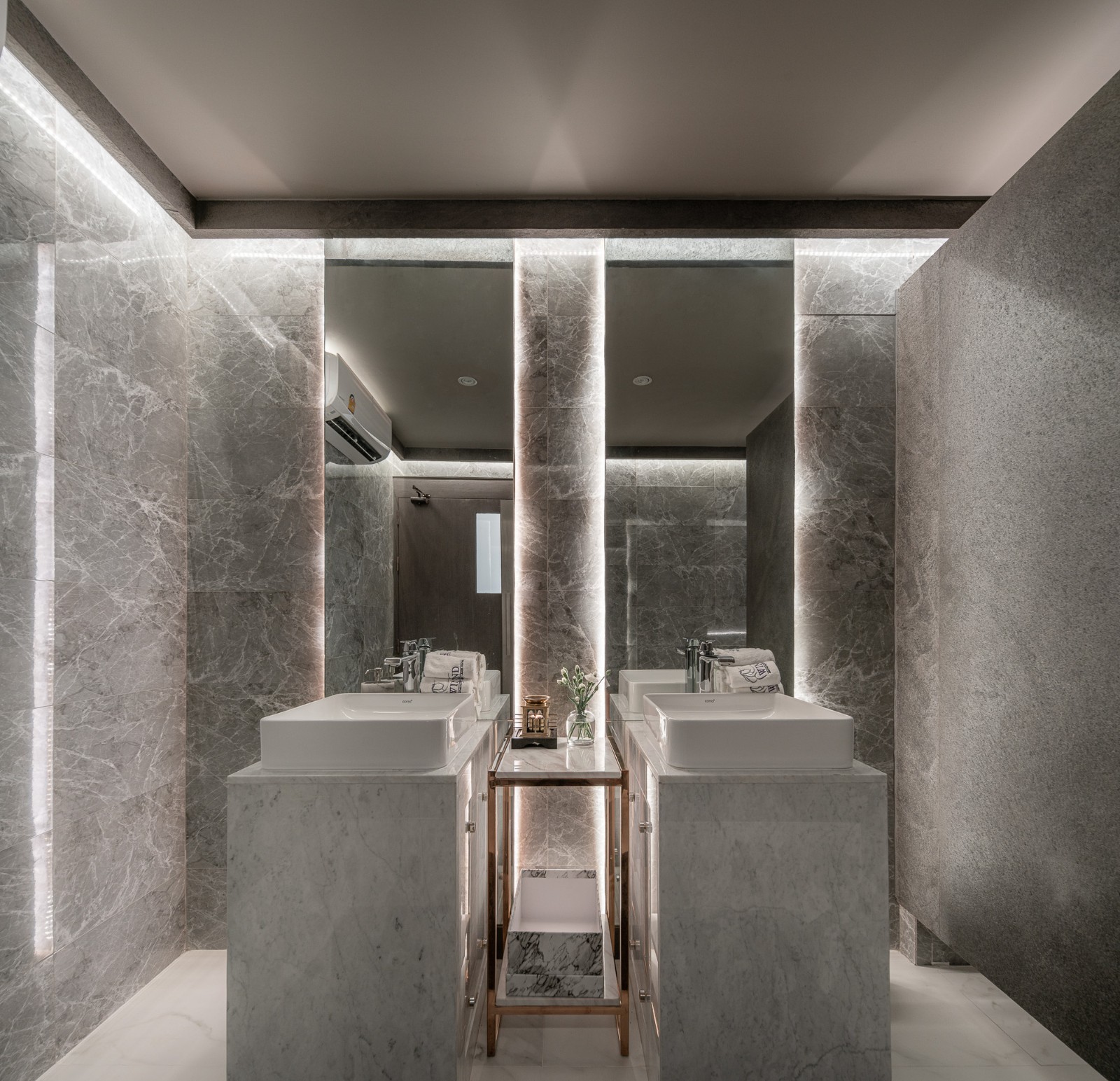 BIM建筑|玻璃砖构筑的美容诊所 / Sute Architect BIM建筑|玻璃砖构筑的美容诊所 / Sute Architect