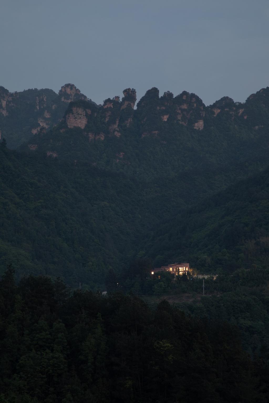 BIM建筑|高山流水 松林里的红色石屋 / 素建筑设计事务所 BIM建筑|高山流水 松林里的红色石屋 / 素建筑设计事务所