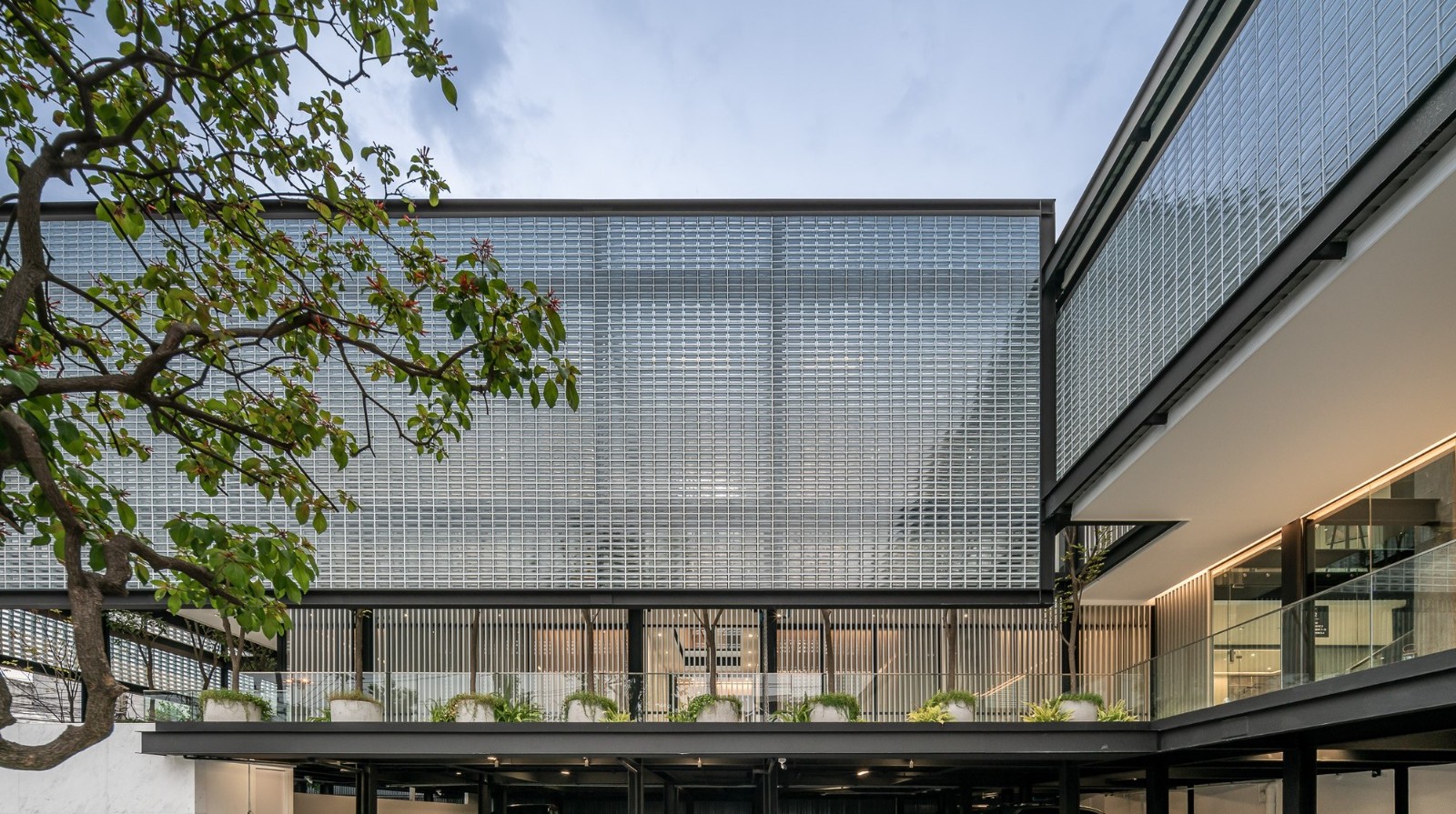 BIM建筑|玻璃砖构筑的美容诊所 / Sute Architect BIM建筑|玻璃砖构筑的美容诊所 / Sute Architect