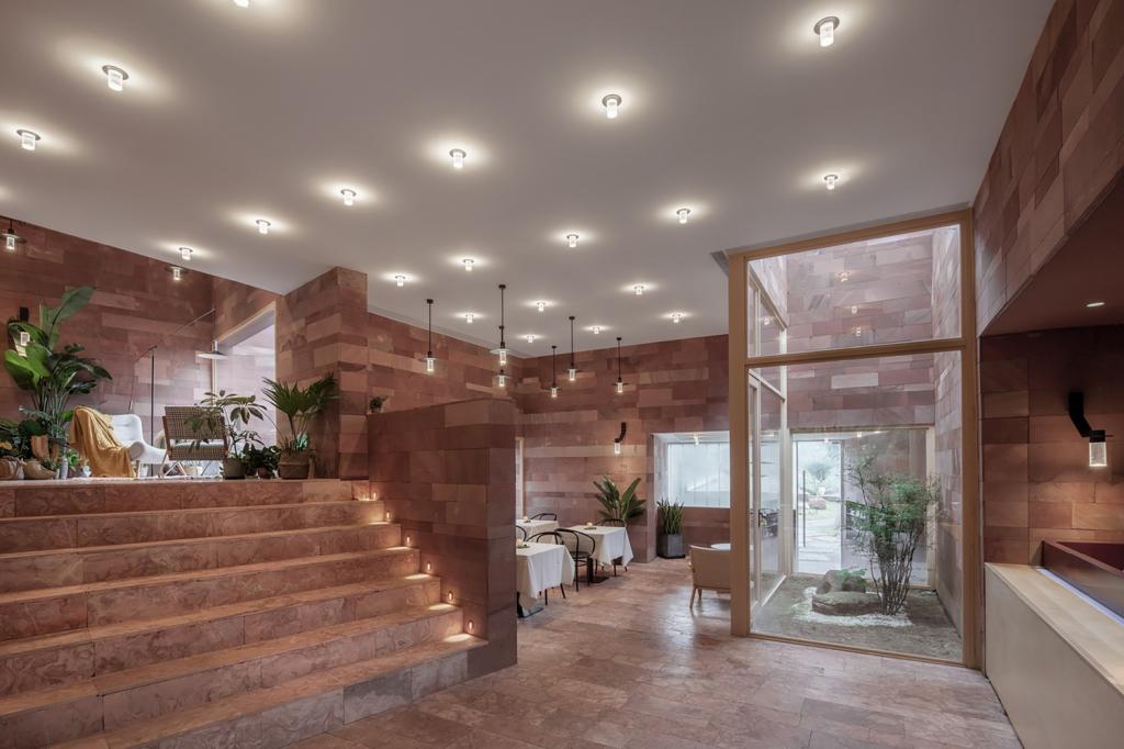 BIM建筑|高山流水 松林里的红色石屋 / 素建筑设计事务所 BIM建筑|高山流水 松林里的红色石屋 / 素建筑设计事务所