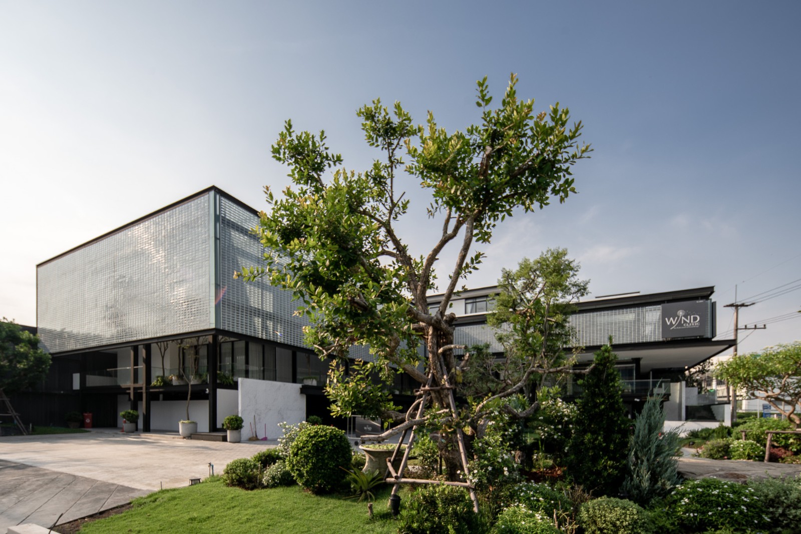 BIM建筑|玻璃砖构筑的美容诊所 / Sute Architect BIM建筑|玻璃砖构筑的美容诊所 / Sute Architect