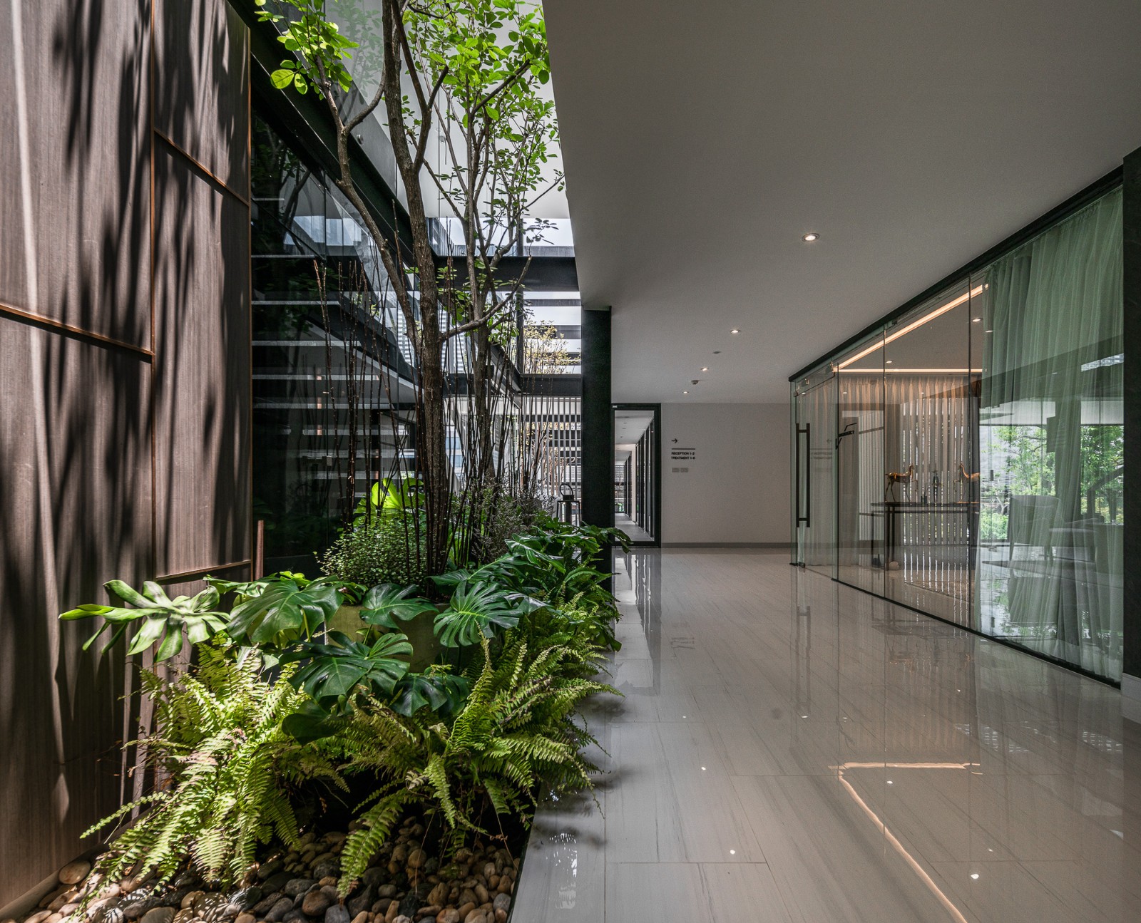 BIM建筑|玻璃砖构筑的美容诊所 / Sute Architect BIM建筑|玻璃砖构筑的美容诊所 / Sute Architect