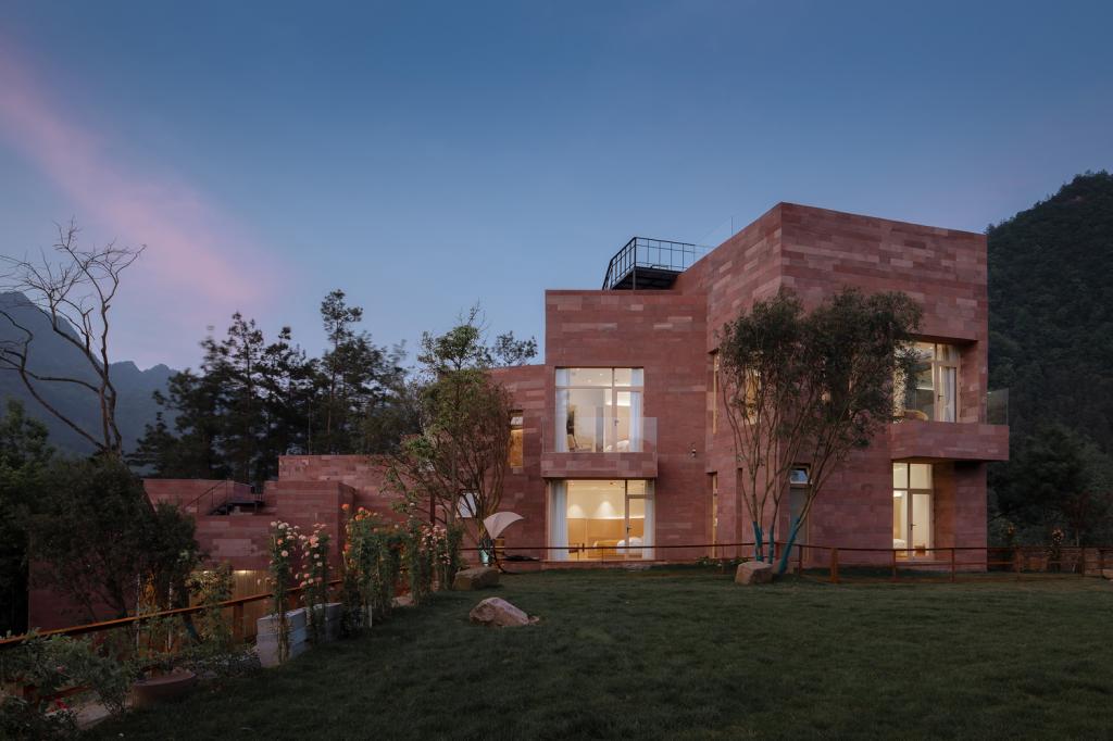 BIM建筑|高山流水 松林里的红色石屋 / 素建筑设计事务所 BIM建筑|高山流水 松林里的红色石屋 / 素建筑设计事务所