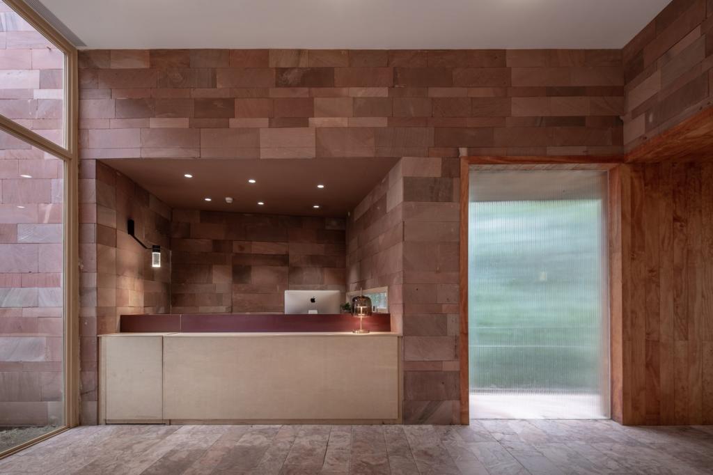 BIM建筑|高山流水 松林里的红色石屋 / 素建筑设计事务所 BIM建筑|高山流水 松林里的红色石屋 / 素建筑设计事务所