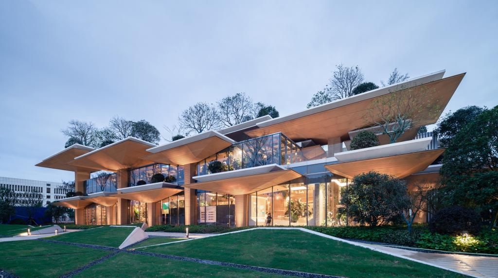 BIM建筑|日常风景下自然生长的空间:“伞之丘”生活方式集合店 / line+建筑事务所+gad BIM建筑|日常风景下自然生长的空间:“伞之丘”生活方式集合店 / line+建筑事务所+gad