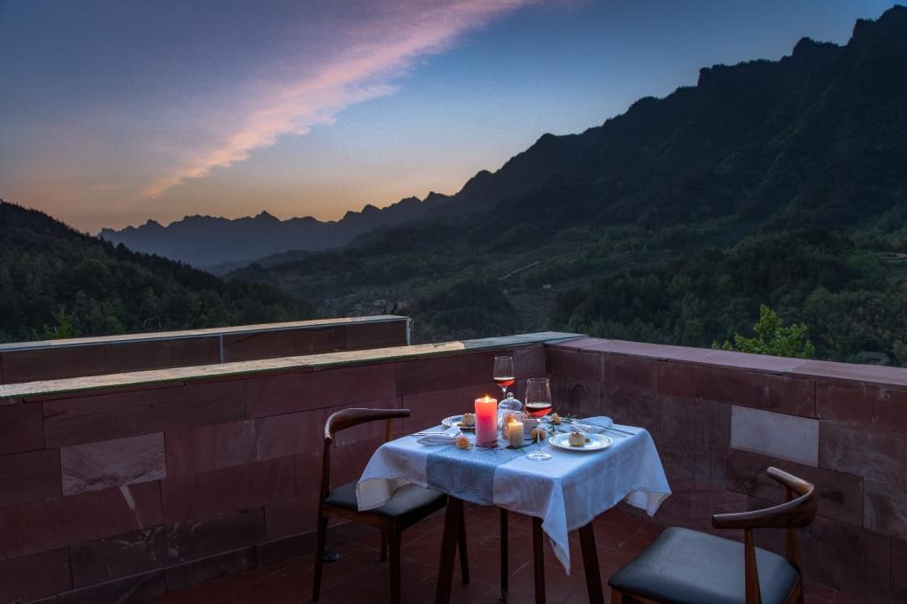 BIM建筑|高山流水 松林里的红色石屋 / 素建筑设计事务所 BIM建筑|高山流水 松林里的红色石屋 / 素建筑设计事务所