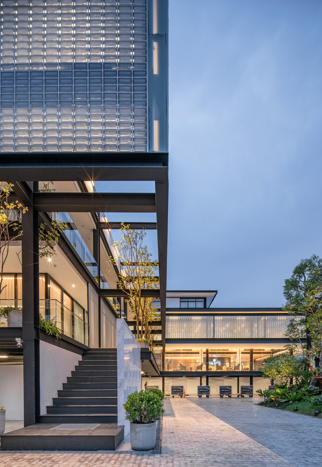 BIM建筑|玻璃砖构筑的美容诊所 / Sute Architect BIM建筑|玻璃砖构筑的美容诊所 / Sute Architect