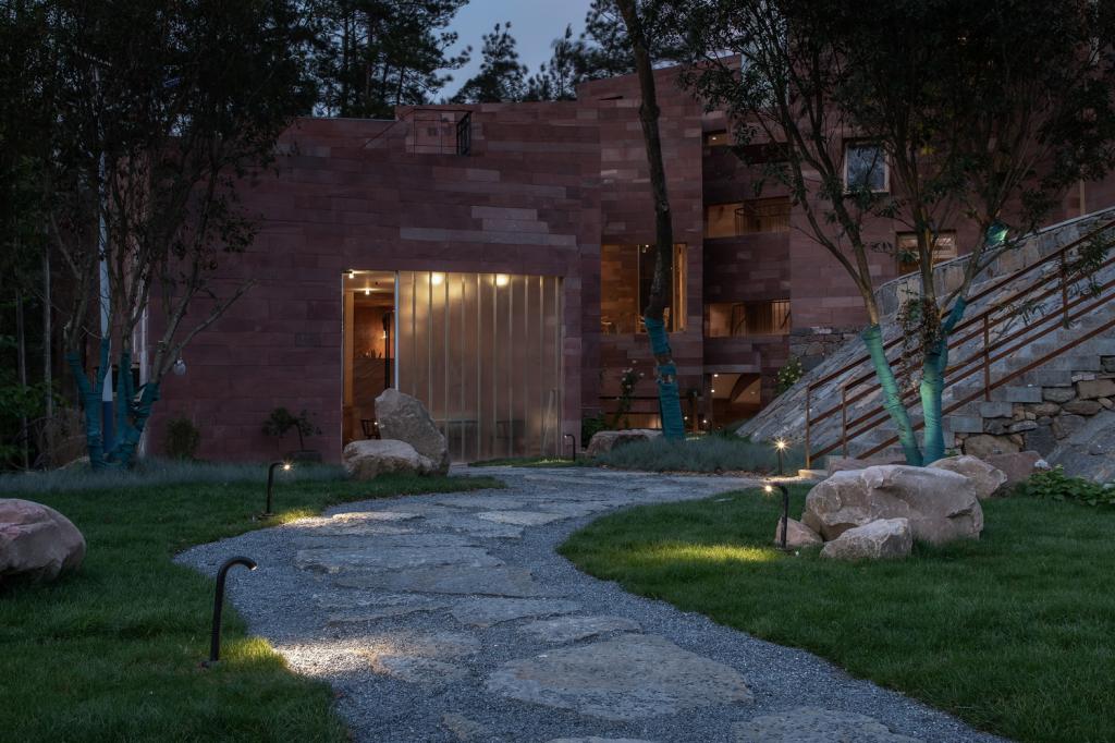 BIM建筑|高山流水 松林里的红色石屋 / 素建筑设计事务所 BIM建筑|高山流水 松林里的红色石屋 / 素建筑设计事务所