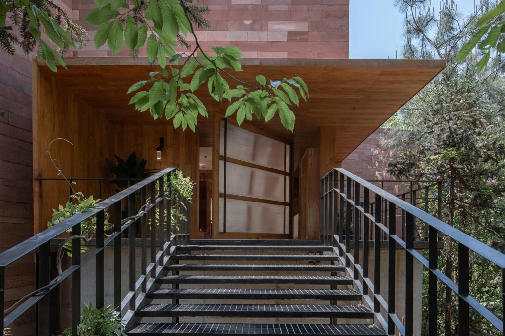 BIM建筑|高山流水 松林里的红色石屋 / 素建筑设计事务所 BIM建筑|高山流水 松林里的红色石屋 / 素建筑设计事务所