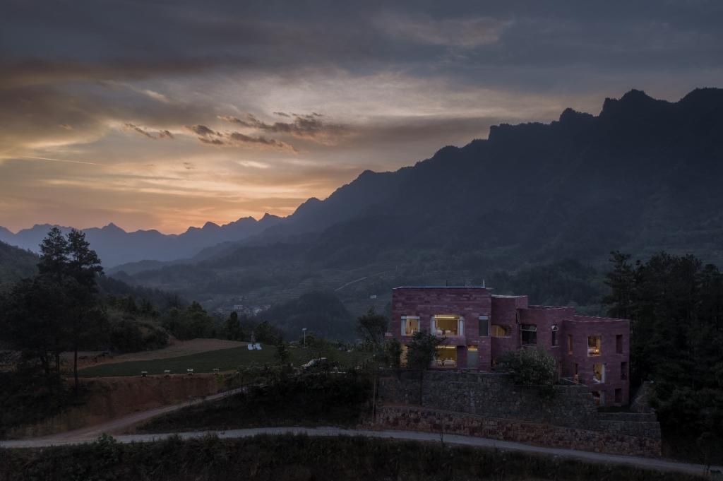 BIM建筑|高山流水 松林里的红色石屋 / 素建筑设计事务所 BIM建筑|高山流水 松林里的红色石屋 / 素建筑设计事务所