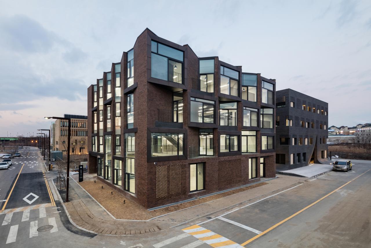 BIM建筑|“你你你你要跳舞吗?”舞步凌乱的办公楼 / poly.m.ur BIM建筑|“你你你你要跳舞吗?”舞步凌乱的办公楼 / poly.m.ur