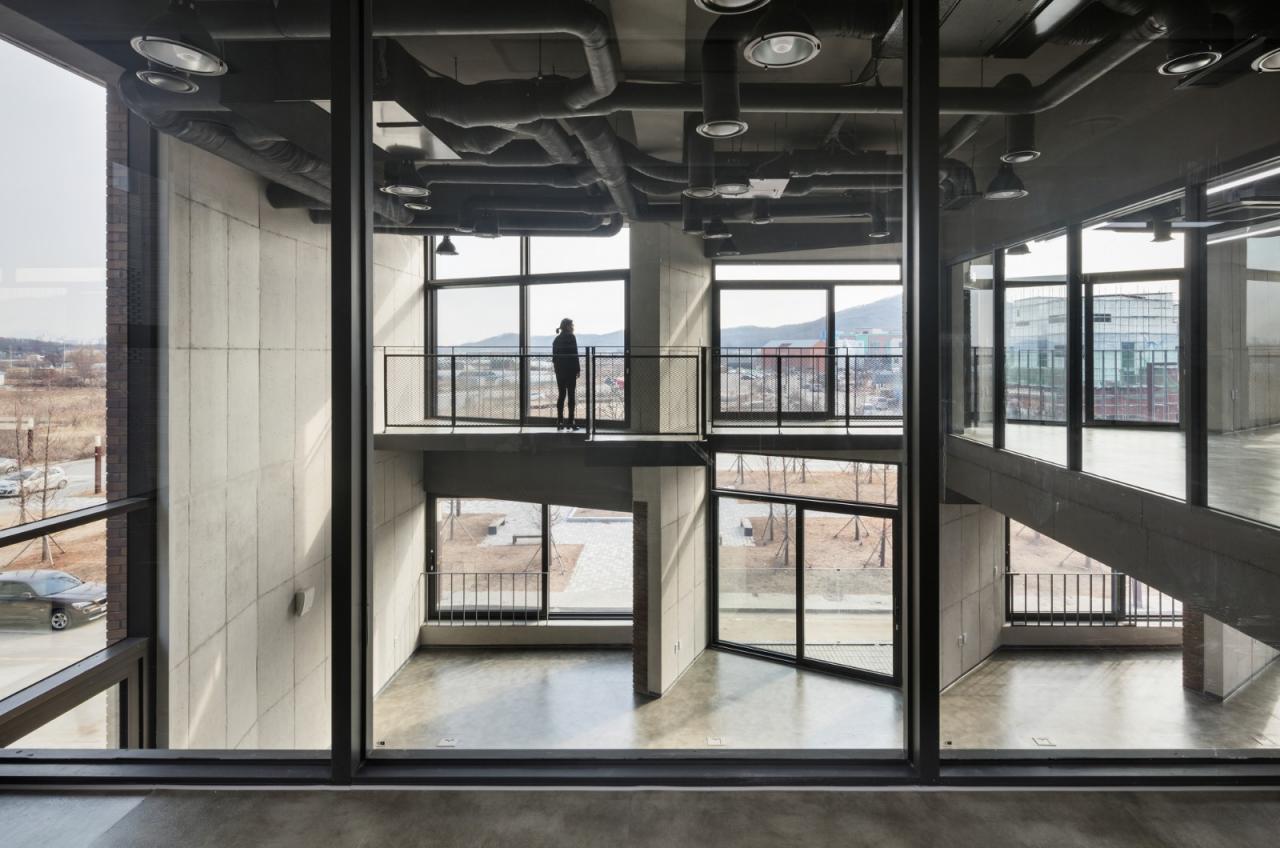 BIM建筑|“你你你你要跳舞吗?”舞步凌乱的办公楼 / poly.m.ur BIM建筑|“你你你你要跳舞吗?”舞步凌乱的办公楼 / poly.m.ur