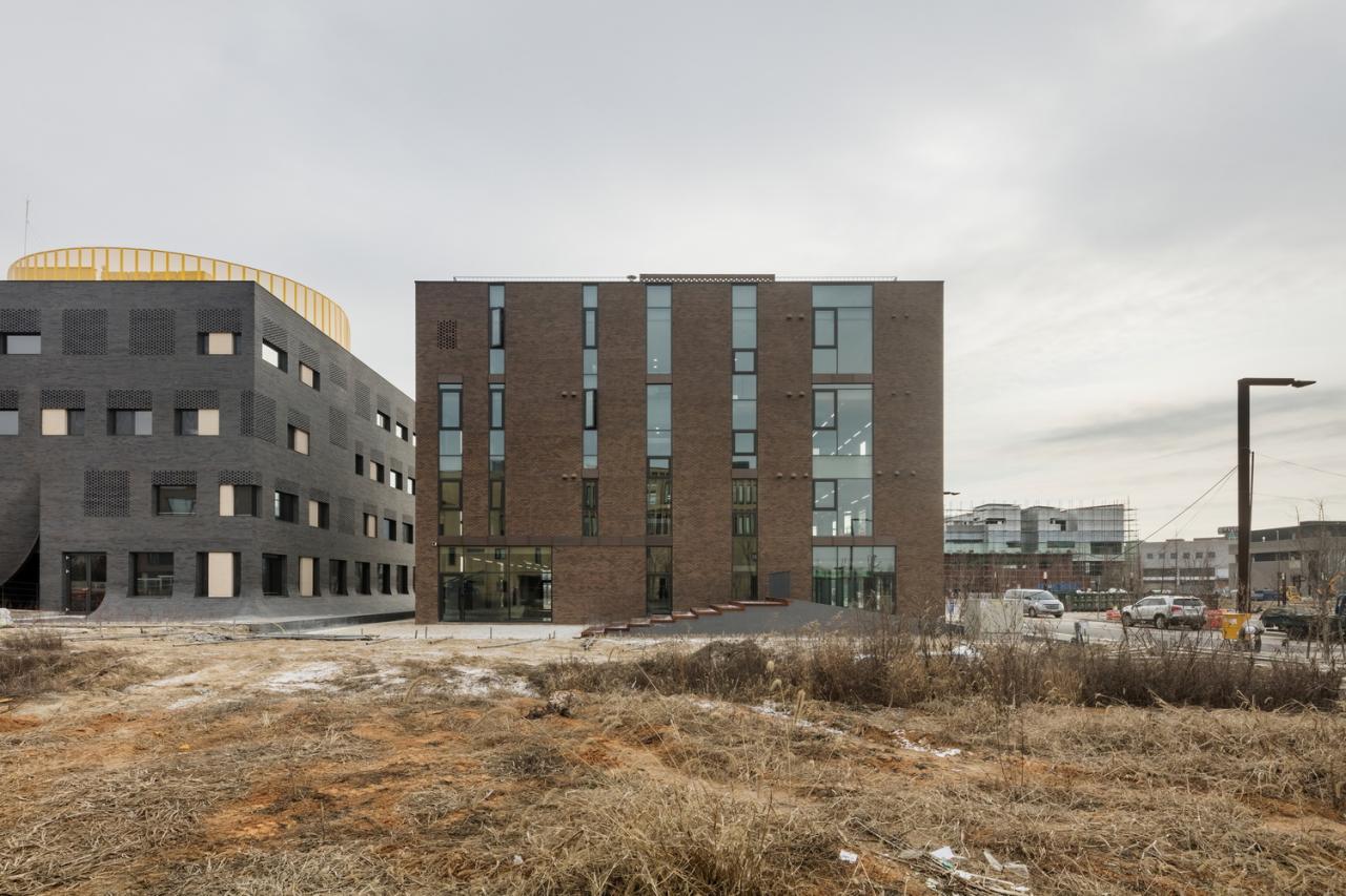 BIM建筑|“你你你你要跳舞吗?”舞步凌乱的办公楼 / poly.m.ur BIM建筑|“你你你你要跳舞吗?”舞步凌乱的办公楼 / poly.m.ur