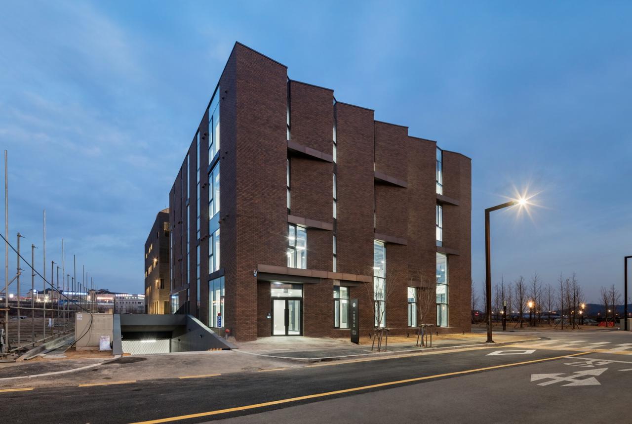 BIM建筑|“你你你你要跳舞吗?”舞步凌乱的办公楼 / poly.m.ur BIM建筑|“你你你你要跳舞吗?”舞步凌乱的办公楼 / poly.m.ur