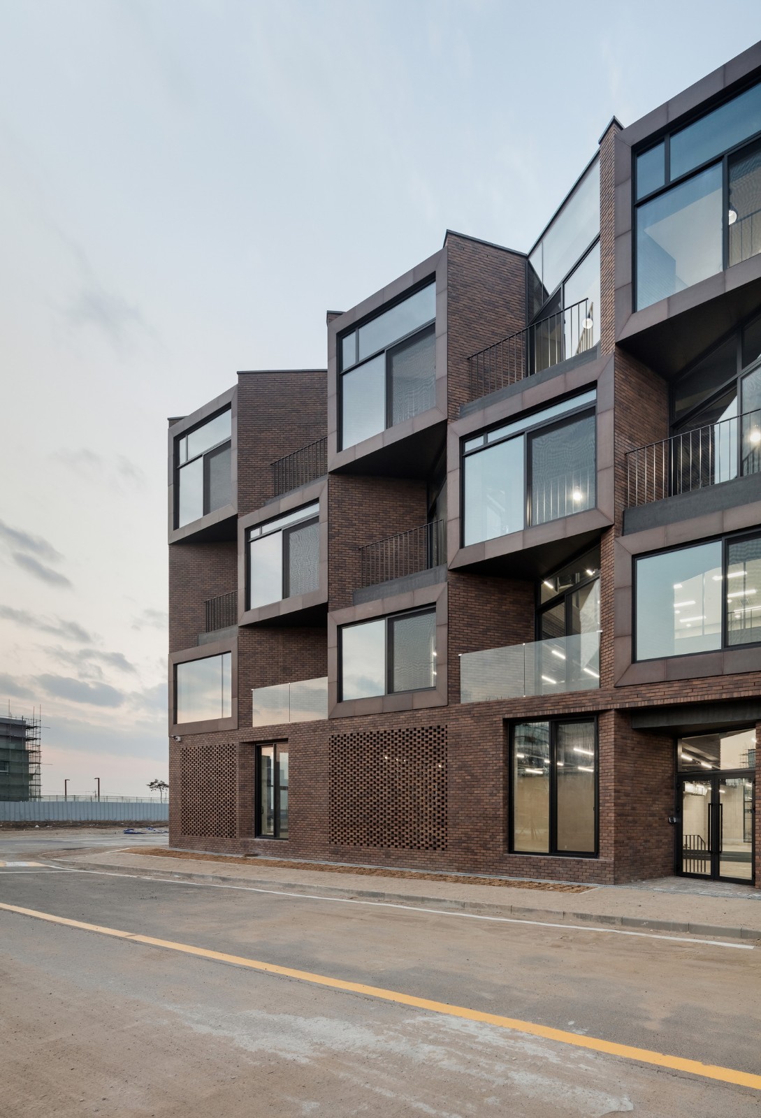 BIM建筑|“你你你你要跳舞吗?”舞步凌乱的办公楼 / poly.m.ur BIM建筑|“你你你你要跳舞吗?”舞步凌乱的办公楼 / poly.m.ur