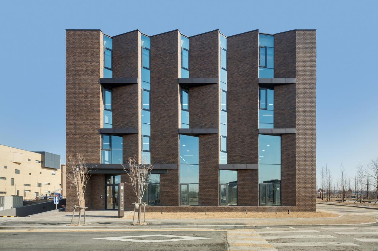 BIM建筑|“你你你你要跳舞吗?”舞步凌乱的办公楼 / poly.m.ur BIM建筑|“你你你你要跳舞吗?”舞步凌乱的办公楼 / poly.m.ur