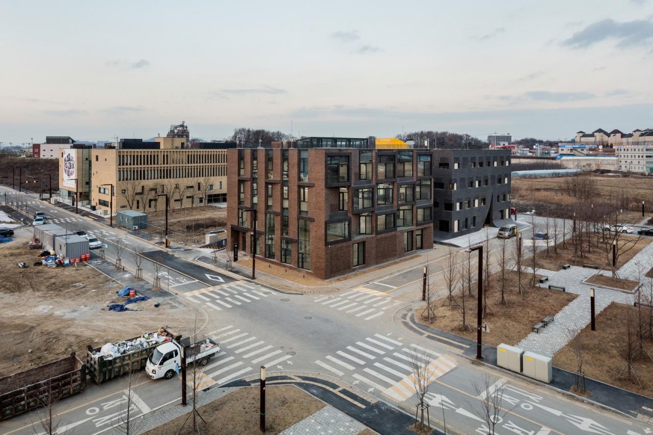 BIM建筑|“你你你你要跳舞吗?”舞步凌乱的办公楼 / poly.m.ur BIM建筑|“你你你你要跳舞吗?”舞步凌乱的办公楼 / poly.m.ur