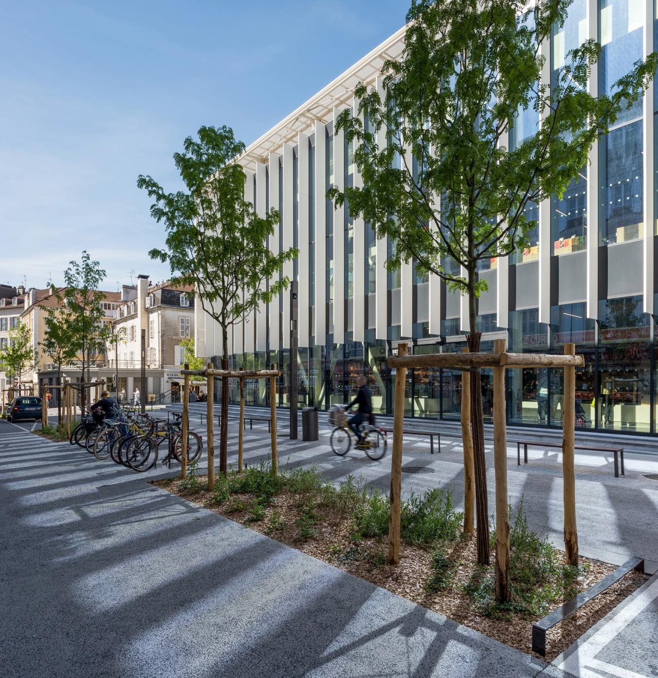 BIM建筑|黑白覆盖,法国波城共和国综合楼 / Ameller Dubois BIM建筑|黑白覆盖,法国波城共和国综合楼 / Ameller Dubois