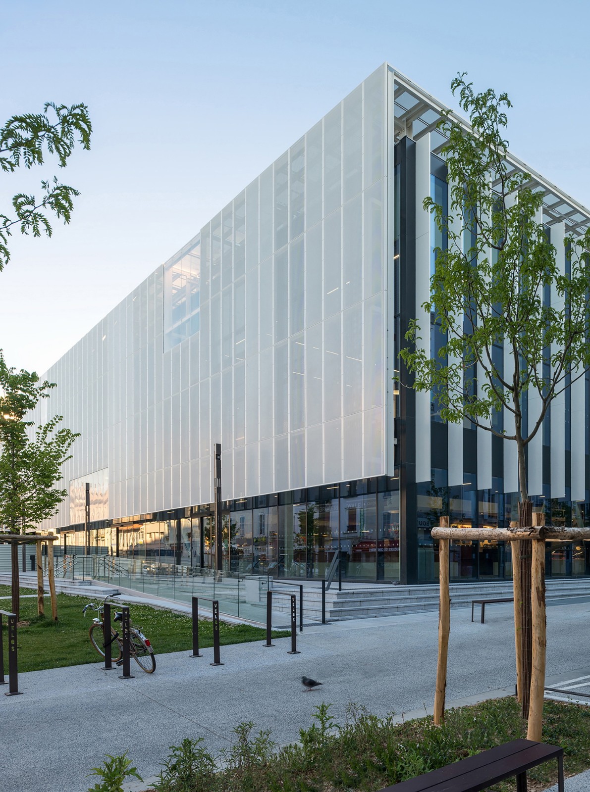 BIM建筑|黑白覆盖,法国波城共和国综合楼 / Ameller Dubois BIM建筑|黑白覆盖,法国波城共和国综合楼 / Ameller Dubois