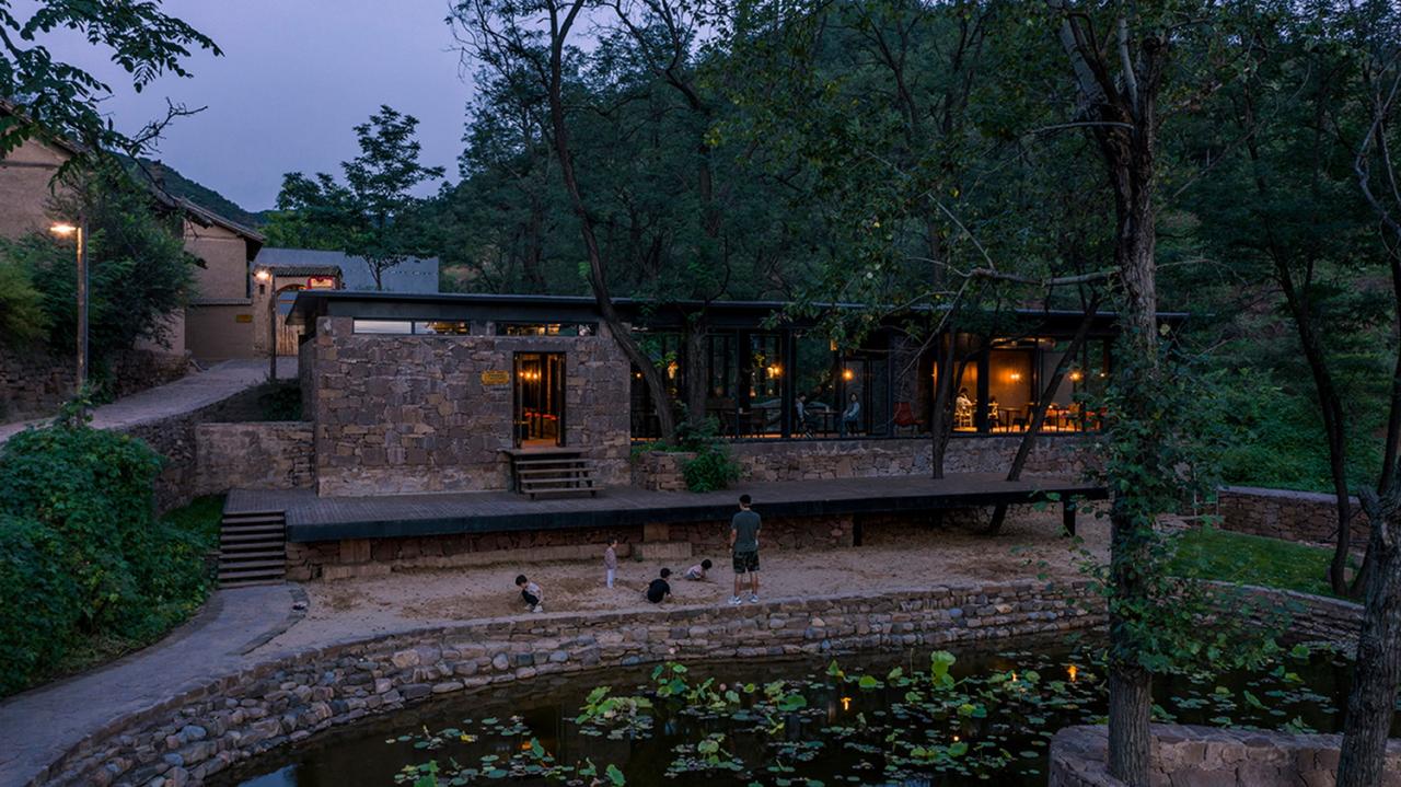 BIM建筑|与树和老土墙共生——军械库咖啡 / 三文建筑 BIM建筑|与树和老土墙共生——军械库咖啡 / 三文建筑