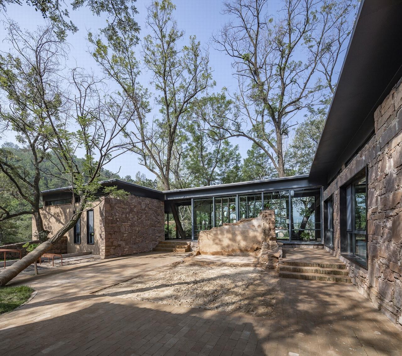 BIM建筑|与树和老土墙共生——军械库咖啡 / 三文建筑 BIM建筑|与树和老土墙共生——军械库咖啡 / 三文建筑