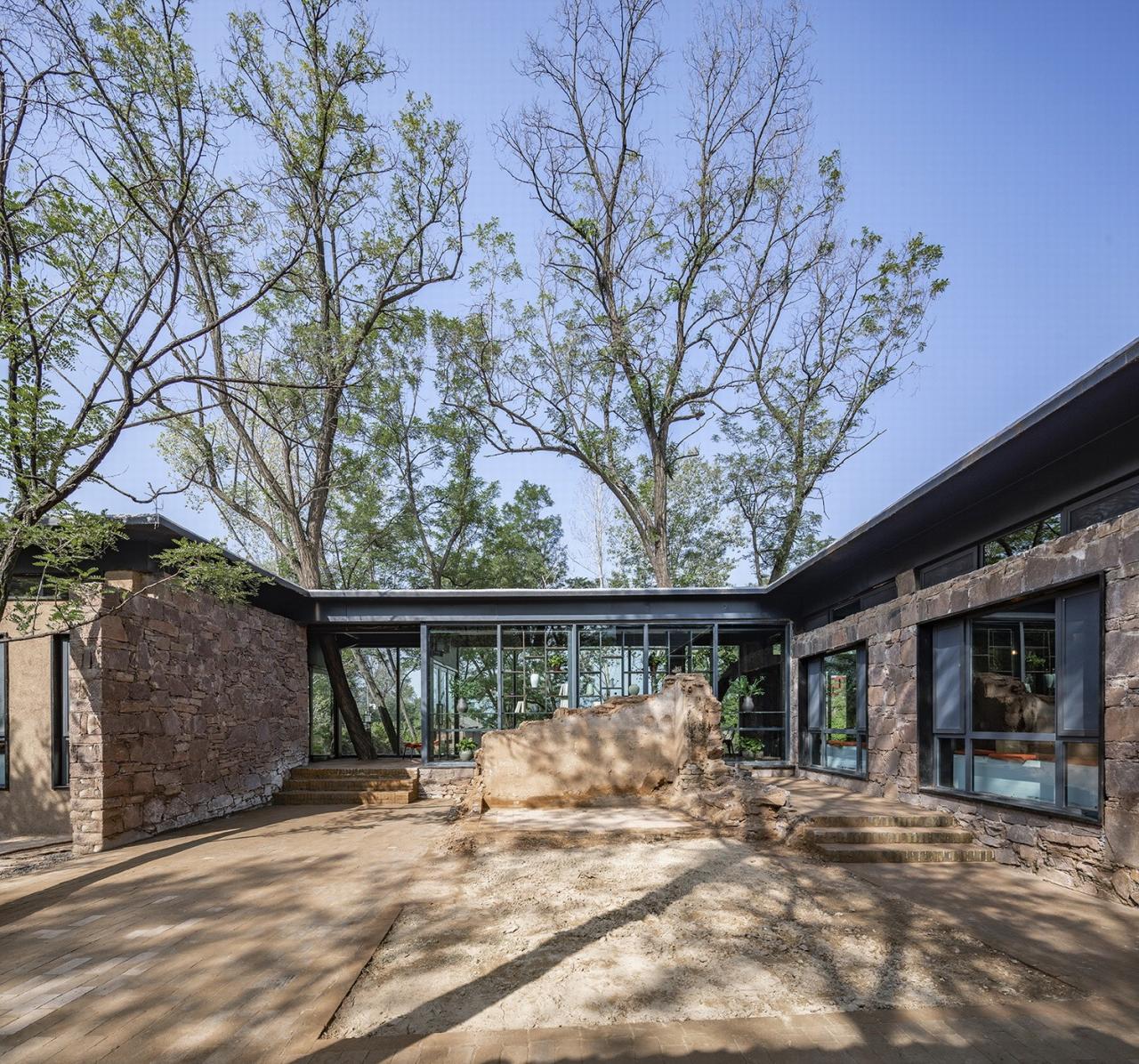 BIM建筑|与树和老土墙共生——军械库咖啡 / 三文建筑 BIM建筑|与树和老土墙共生——军械库咖啡 / 三文建筑