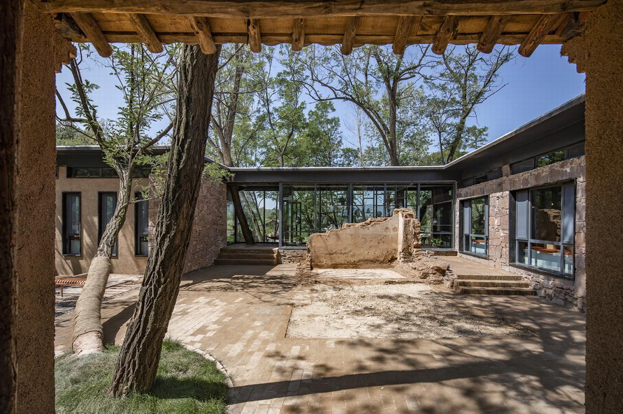 BIM建筑|与树和老土墙共生——军械库咖啡 / 三文建筑 BIM建筑|与树和老土墙共生——军械库咖啡 / 三文建筑