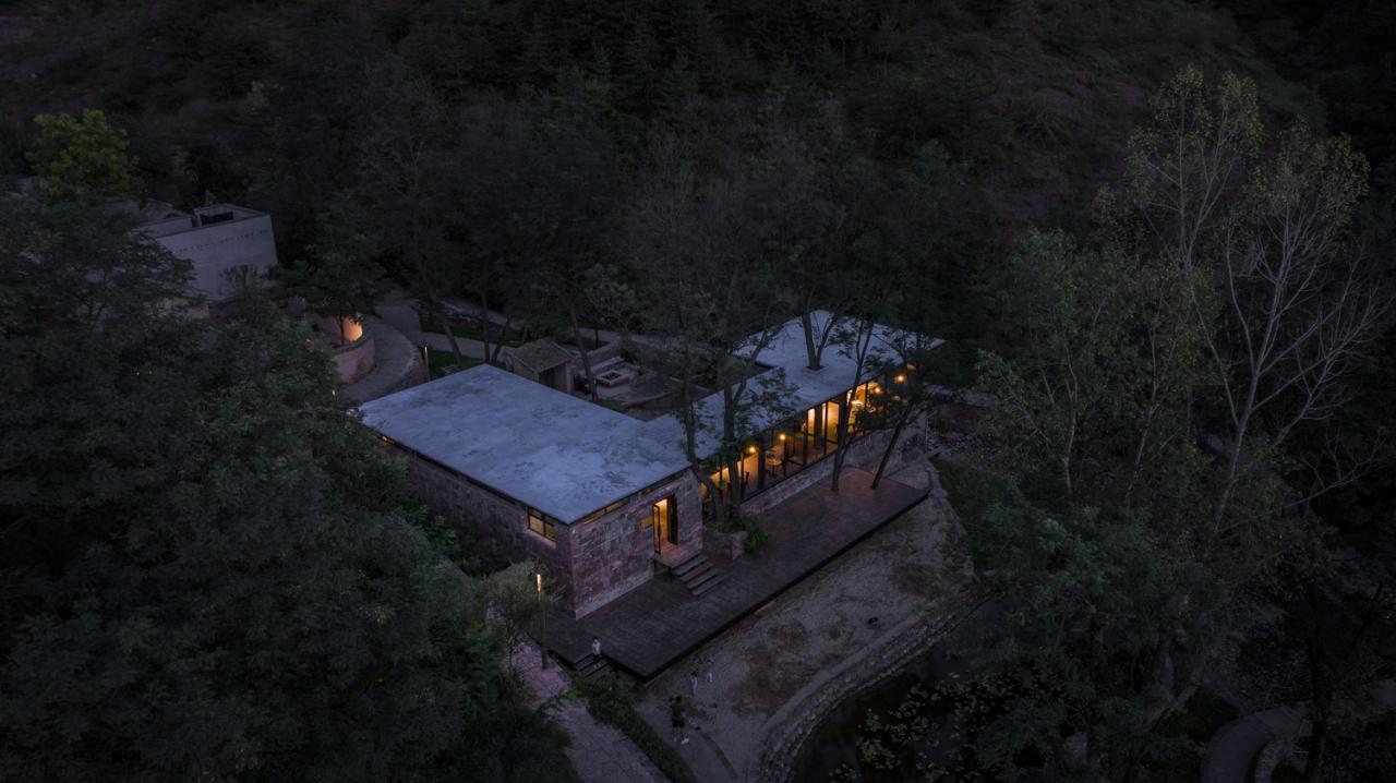 BIM建筑|与树和老土墙共生——军械库咖啡 / 三文建筑 BIM建筑|与树和老土墙共生——军械库咖啡 / 三文建筑