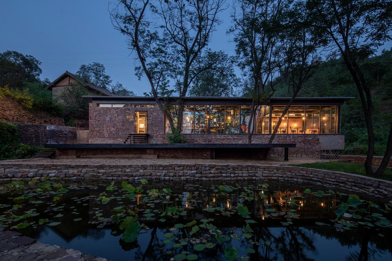 BIM建筑|与树和老土墙共生——军械库咖啡 / 三文建筑 BIM建筑|与树和老土墙共生——军械库咖啡 / 三文建筑